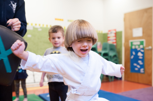 寶寶頻繁吃手，3-5歲寶寶吃手習慣如何糾正？