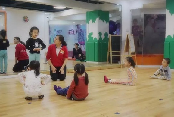 NYC紐約國(guó)際邯鄲早教中心戲劇表演課