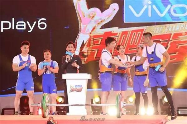 NYC早教代言人龍清泉挑戰(zhàn)90°高空支撐，何炅看呆！
