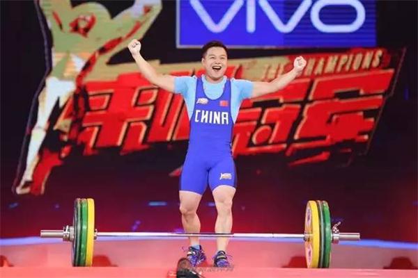 NYC早教代言人龍清泉挑戰(zhàn)90°高空支撐，何炅看呆！