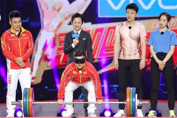 NYC早教代言人龍清泉挑戰(zhàn)90°高空支撐，何炅看呆！