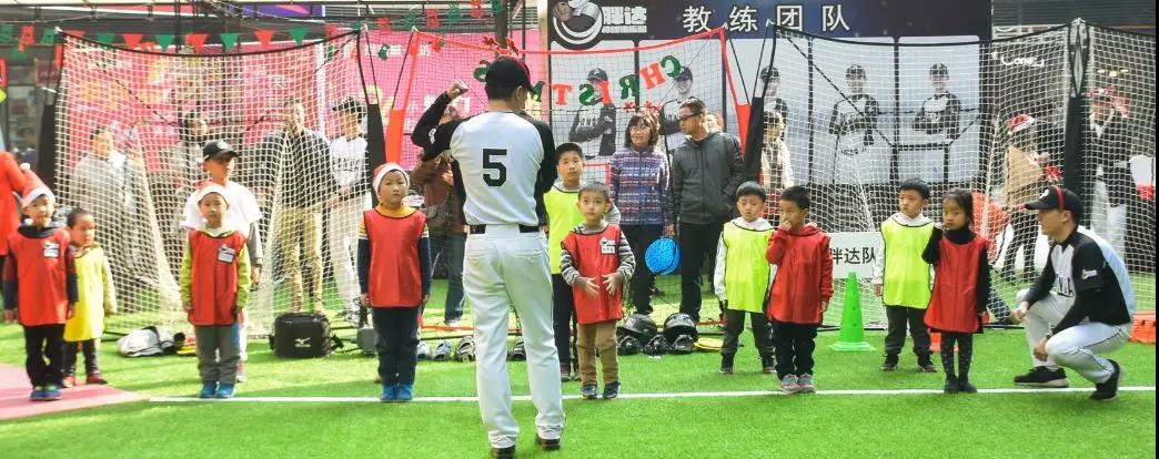 NYC紐約國(guó)際早教成都銀泰城中心：戶(hù)外實(shí)踐課-周末相約打棒球吧！！