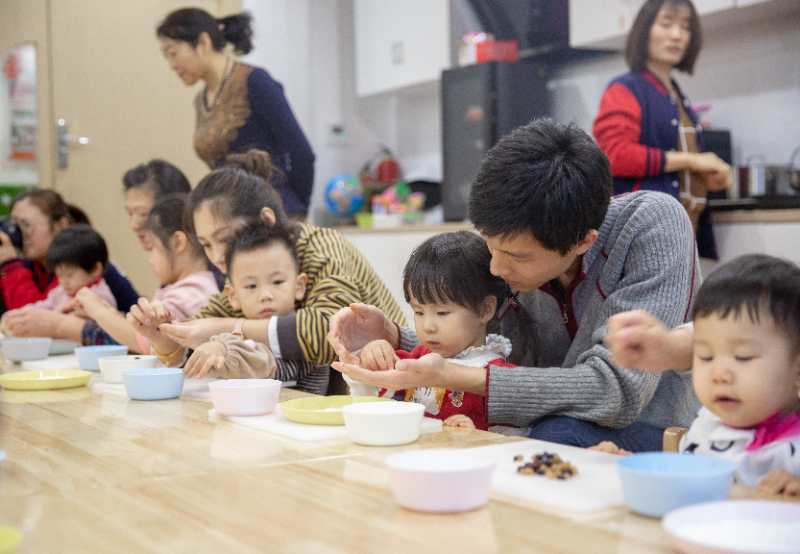 傳統(tǒng)習(xí)俗中，元宵節(jié)猜燈謎、吃元宵、扭秧歌、踩高蹺等等，現(xiàn)在快節(jié)奏的生活，節(jié)日的氛圍越來越淡了，傳統(tǒng)的習(xí)俗也越來越少了。為了讓寶貝更好的感受中國傳統(tǒng)元宵節(jié)，2月17日NYC為小寶貝們精心策劃了《元宵佳節(jié)鬧元宵》活動。接下來，讓我們跟隨NYC的鏡頭一起來回顧一下！   快樂小豬開場舞        歡樂的開場舞表演，帶領(lǐng)寶貝進(jìn)入活動。    驚  喜 禮 物       接下來出場的是小寶貝們最喜歡的pongo，pongo給大家都帶了禮物~小豬佩奇！    猜  燈  謎        爸爸媽媽表演，寶貝來猜是什么，聰明的寶貝們都各顯其才，猜對的寶貝都有獎勵哦~    套  圈  圈        套圈圈是寶貝們最喜歡的環(huán)節(jié)，家長們都使出渾身解數(shù)來套取寶貝們喜歡的玩具，最后每位小朋友都滿載而歸~    踩  高  蹺    扭  秧  歌          扭秧歌、踩高蹺NYC結(jié)合中國傳統(tǒng)游戲帶領(lǐng)小寶貝們進(jìn)行了一場中西合璧的表          </div>
          <a class=